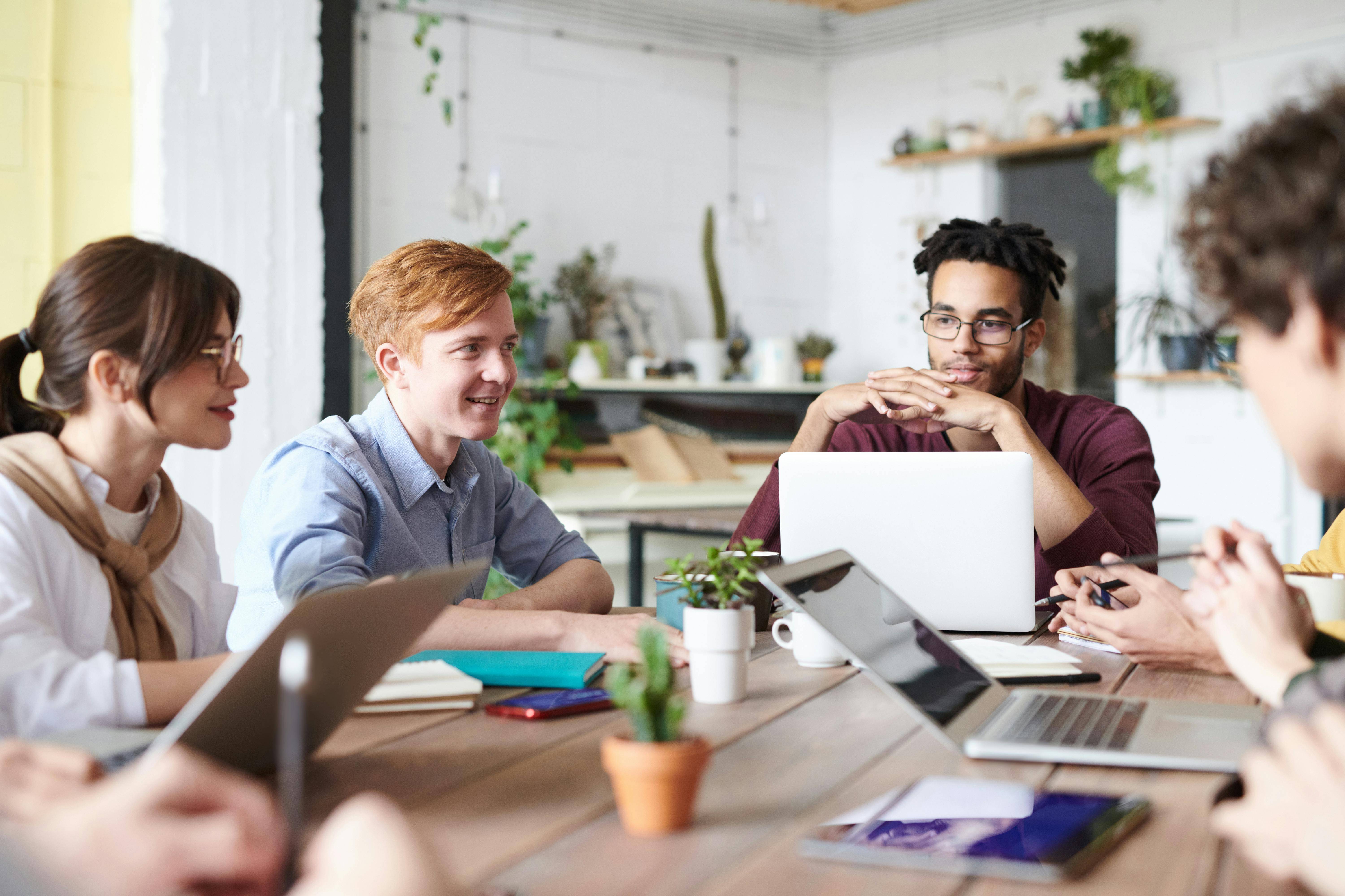 Cómo los líderes que CUIDAN crean lugares de trabajo de alto desempeño